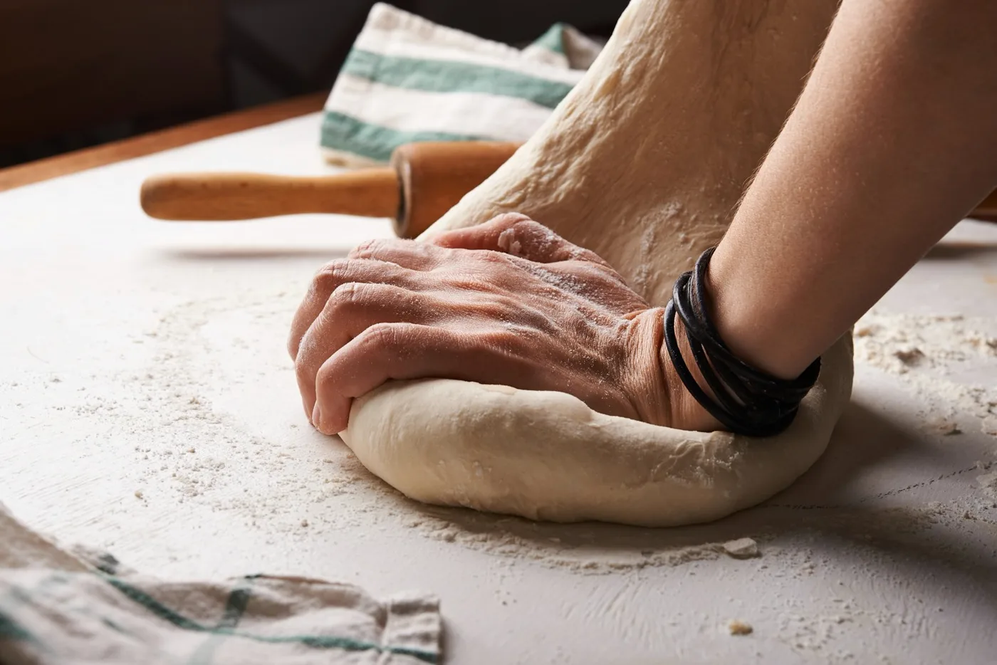Von Hand geformter Sauerteig auf der Arbeitsplatte