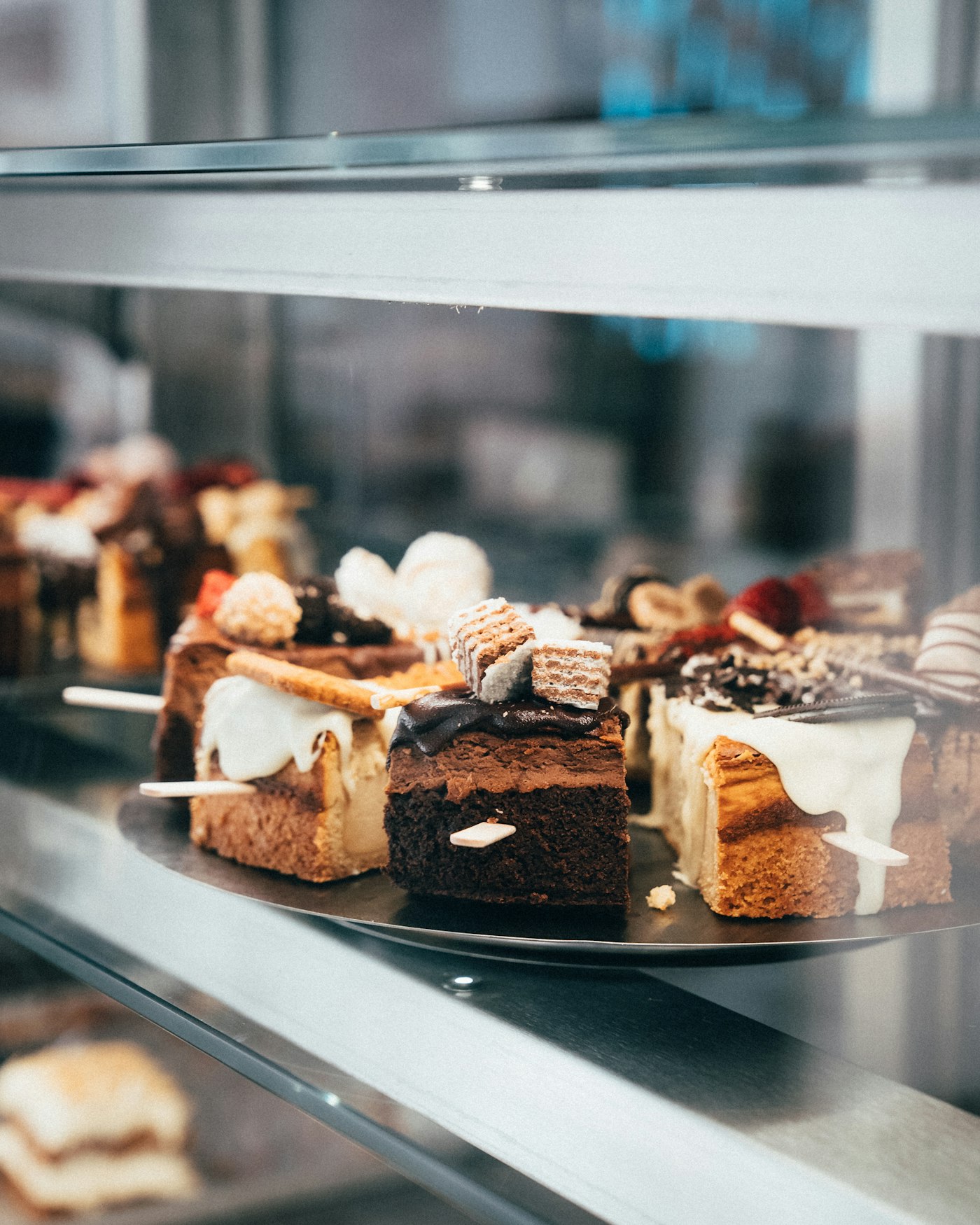 Feine Torten und Konditorware in der Vitrine