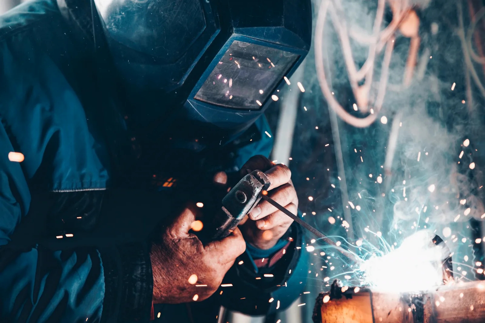 Glaser bei der Metallbearbeitung in der Werkstatt