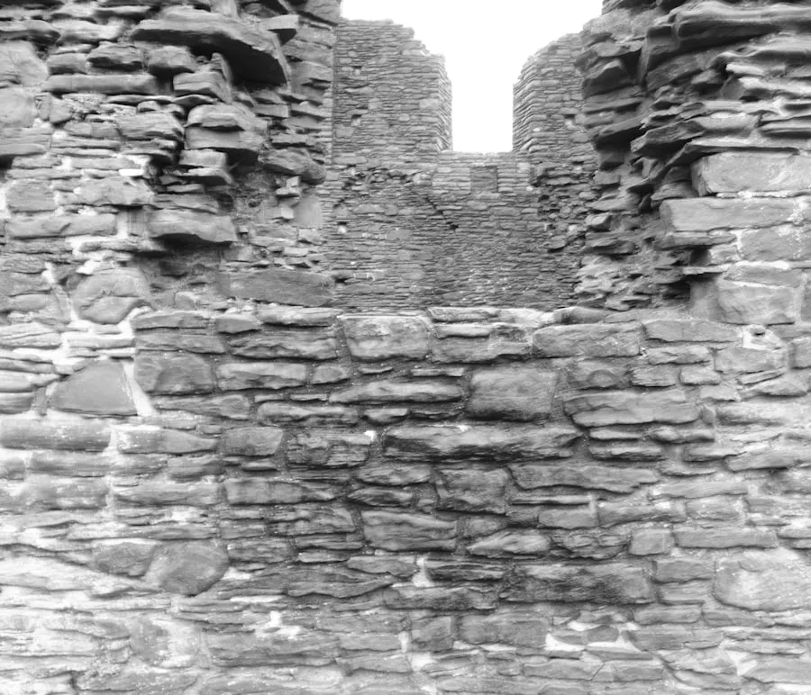 Historische Natursteinmauer mit patinierter Oberfläche