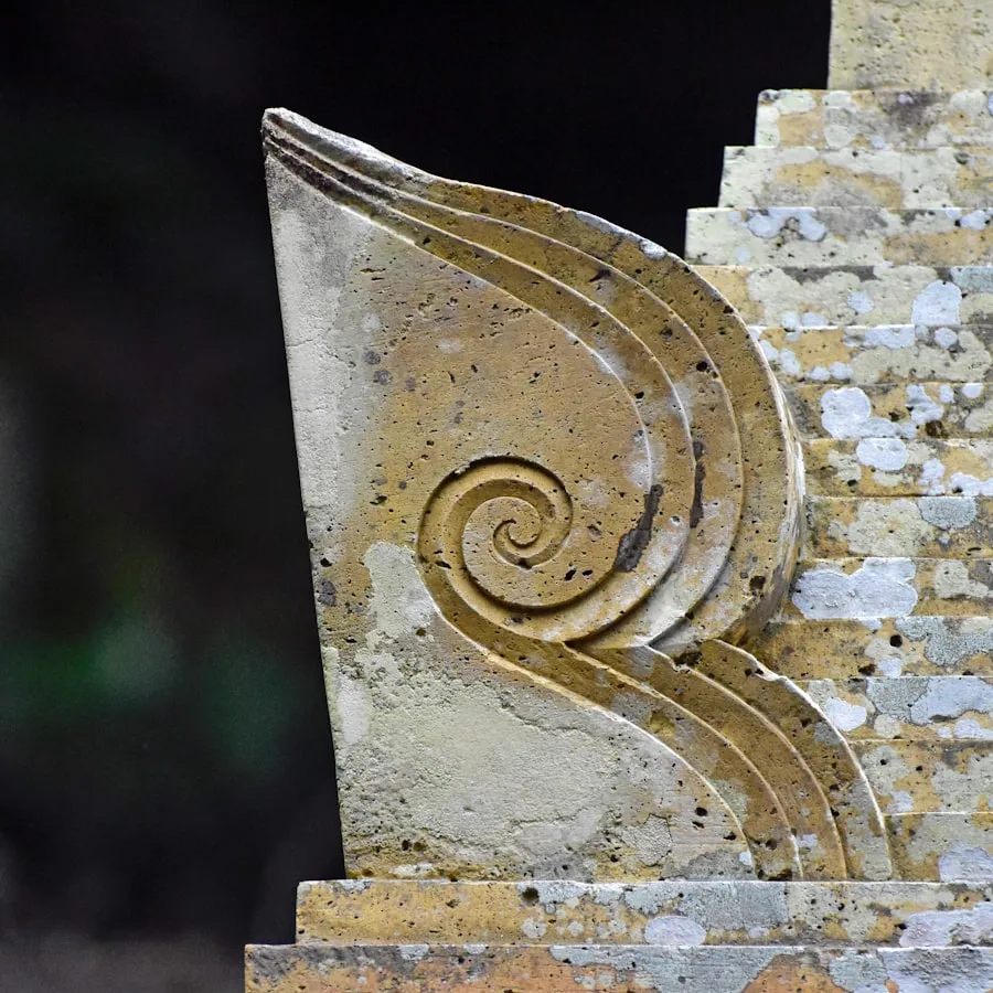 Handgefertigte Natursteinskulptur mit gedrehter Form
