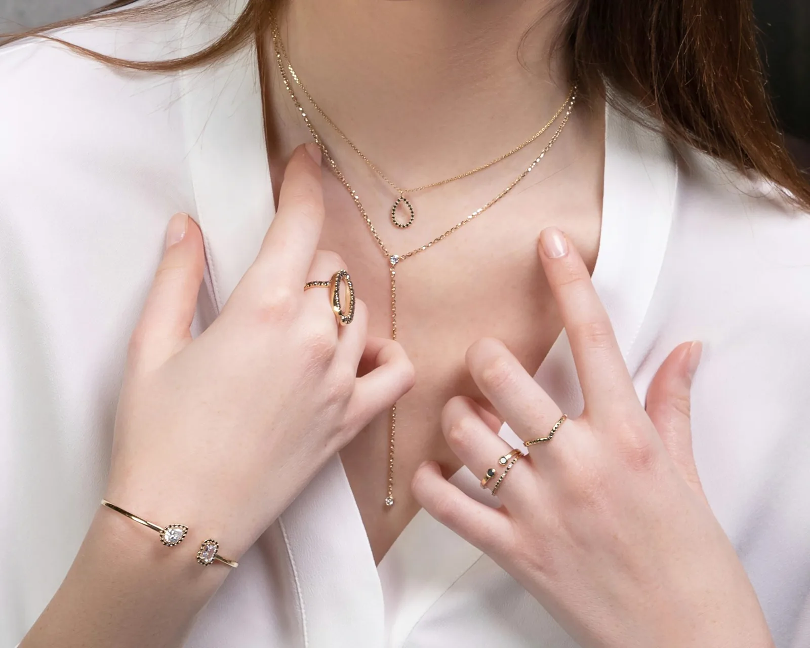 Zarte Goldketten und Ringe am Model