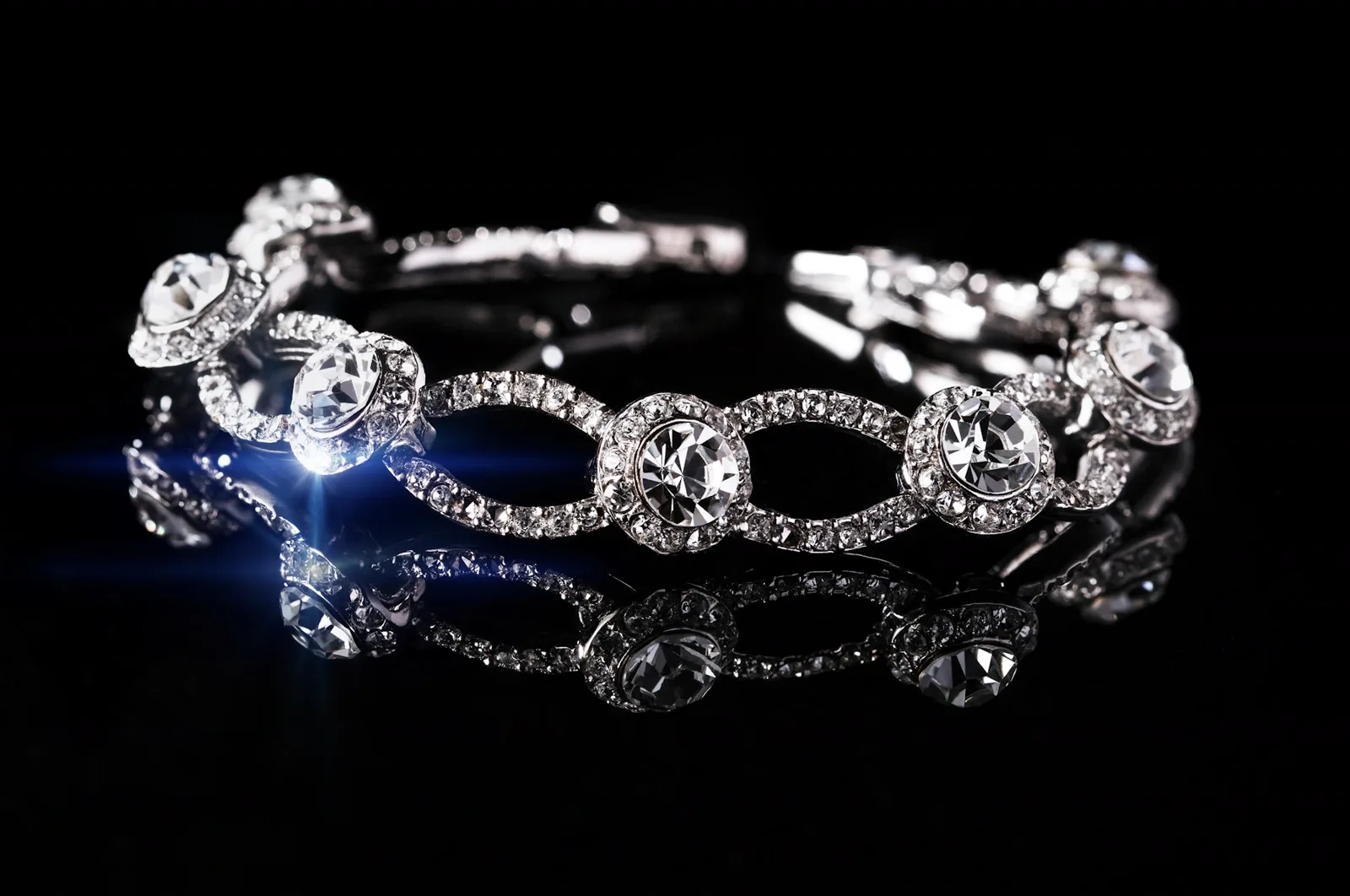 Funkelndes Diamant-Armband auf schwarzem Grund