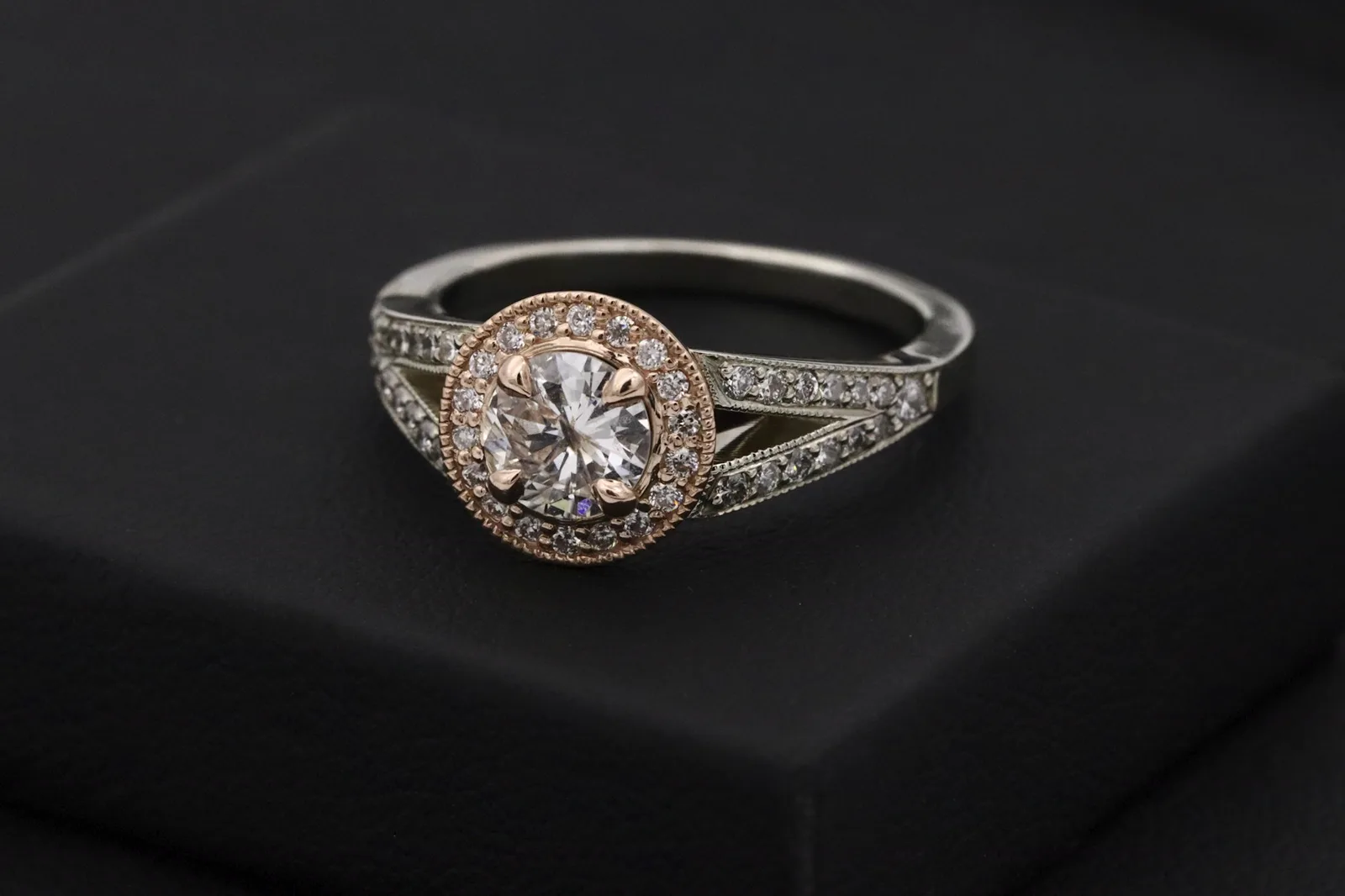 Platinring mit handgefasstem Diamant in Nahaufnahme