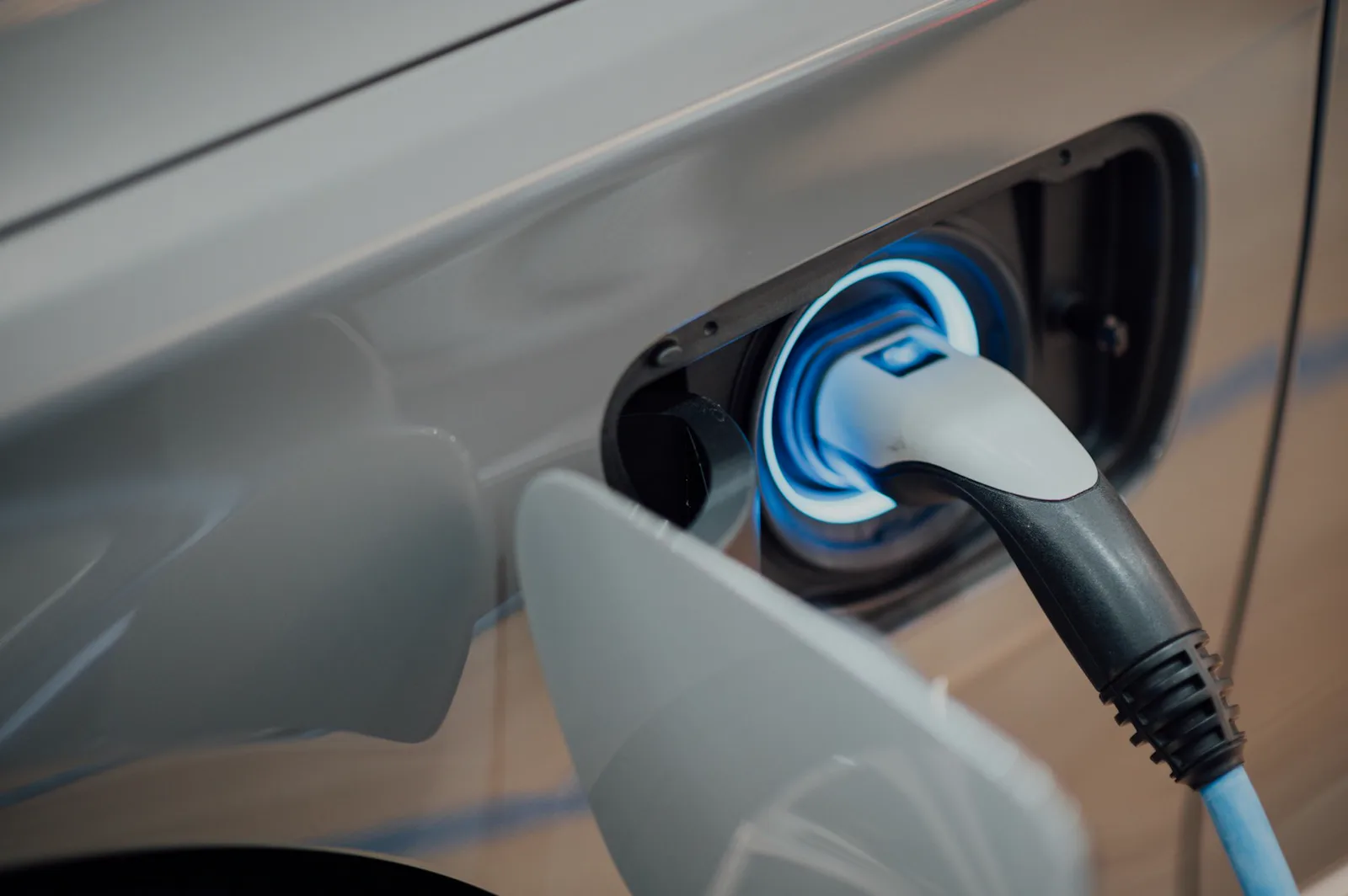 Elektroauto lädt mit Solarstrom an der Wallbox