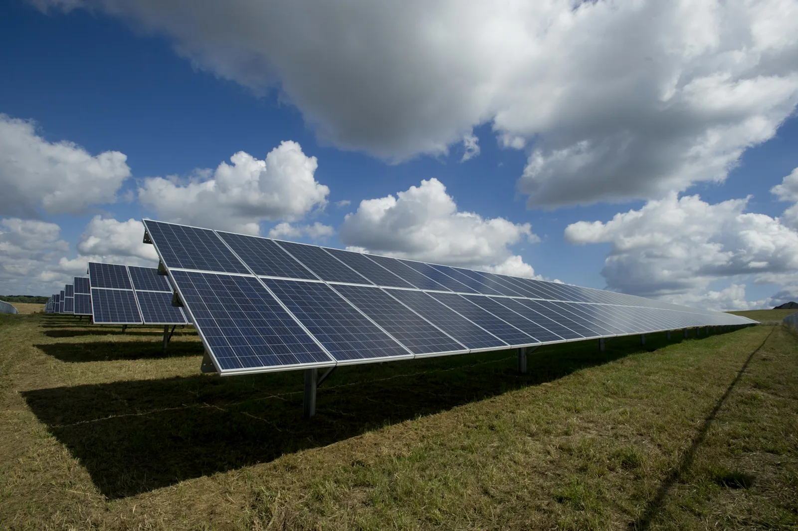 Photovoltaikanlage auf einem Flachdach im Abendlicht