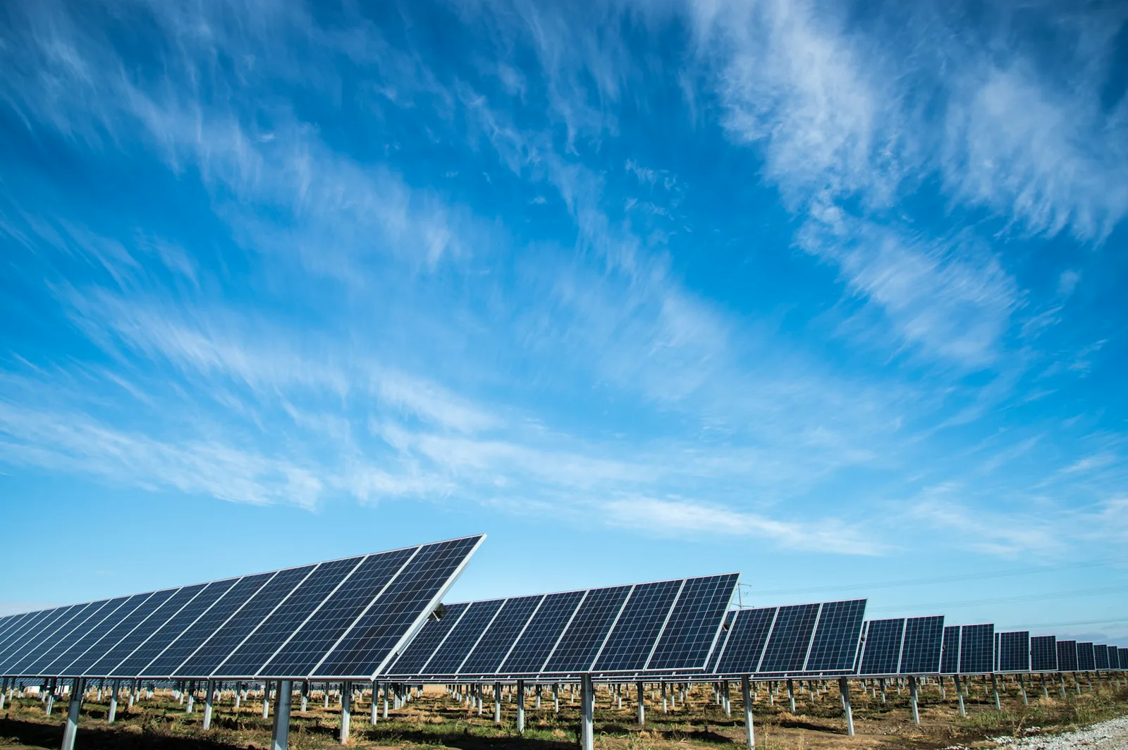 Montierte Photovoltaikmodule unter blauem Himmel