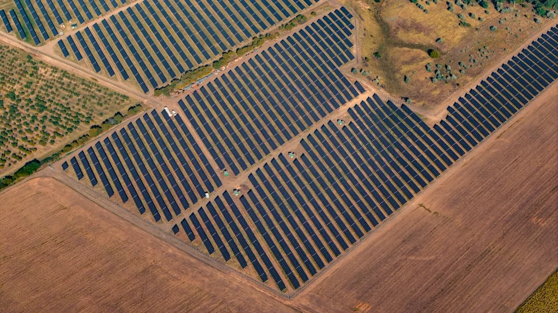 Große Freiflächen-Photovoltaikanlage aus der Vogelperspektive
