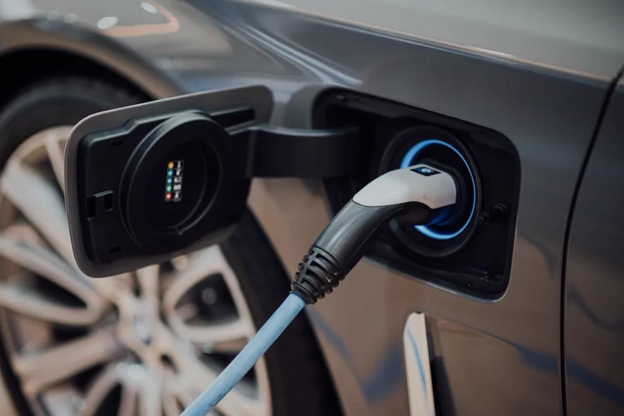 Wallbox für Elektroauto an einer Hauswand